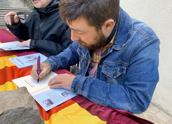 w Nil Rider signant llibres 2